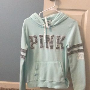 A blue pink sweat shirt